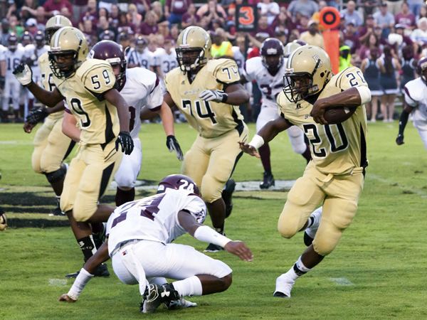 THE PRENTISS HEADLIGHT / Yellowjacket Rachaud Green #20 finds an opening and makes a move around the Aggie defense. (photo by Tony Waits, www.tonywaits.com)